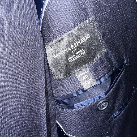 Banana Republic Men's Suit 40R in navy blue - 100% wool. - Picture 3 of 5
